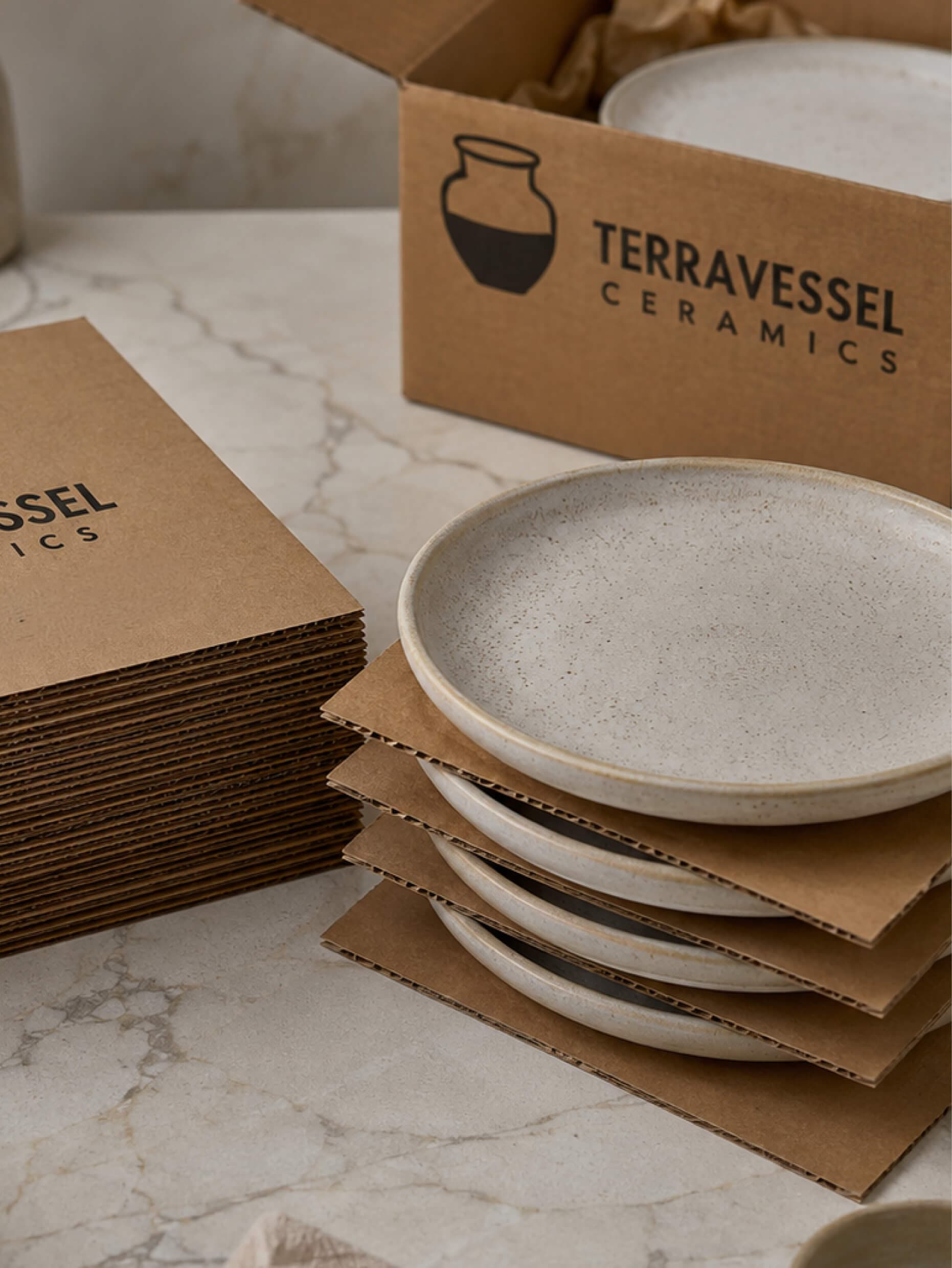 Ceramic plates with corrugated cardboard pads